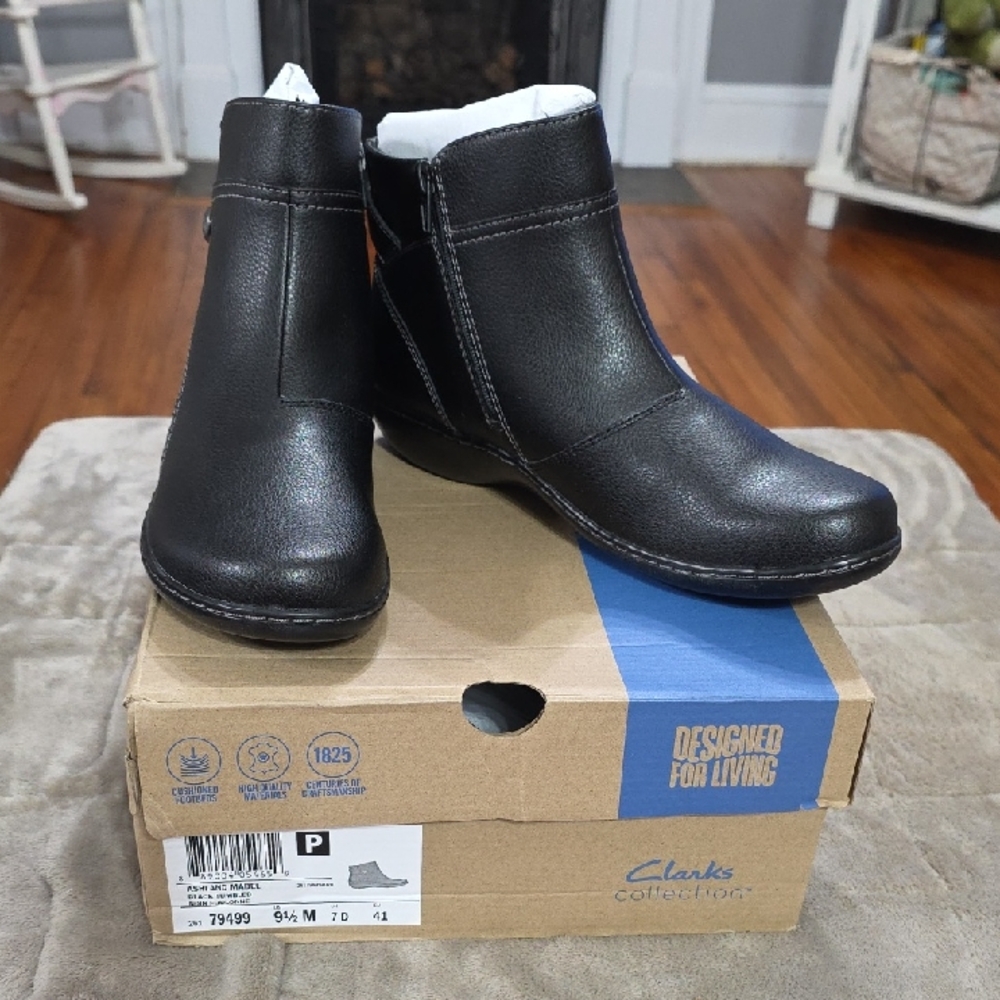 NIB Clarks Women's "Ashland Mabel" Black Tumbled Ankle Boots 41/8.5 NEW W/BOX